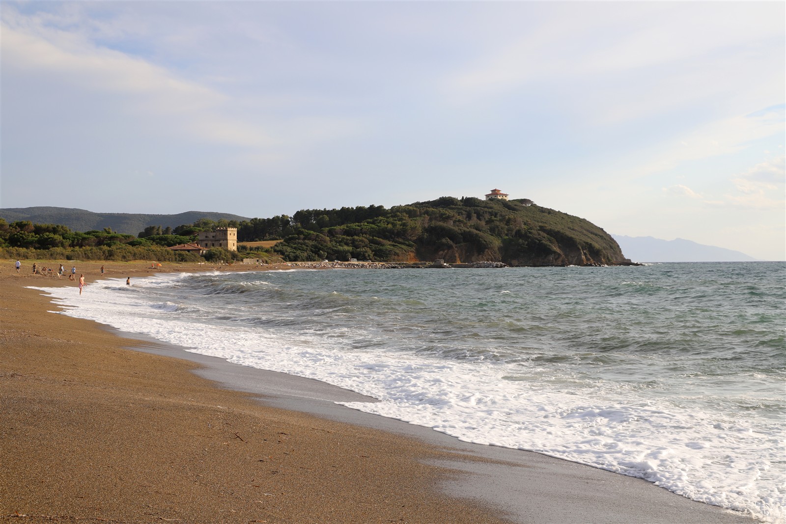 La spiaggia e il promontorio sulla costa di San Vincenzo
